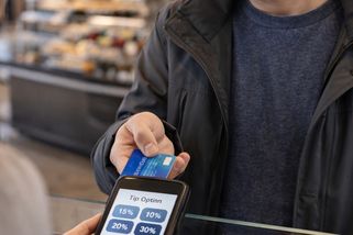 Musíte zadat dýško, řekli mi při vyzvednutí objednávky. Nemusím, odpověděl jsem a nechal jim ji tam. - Médium.cz